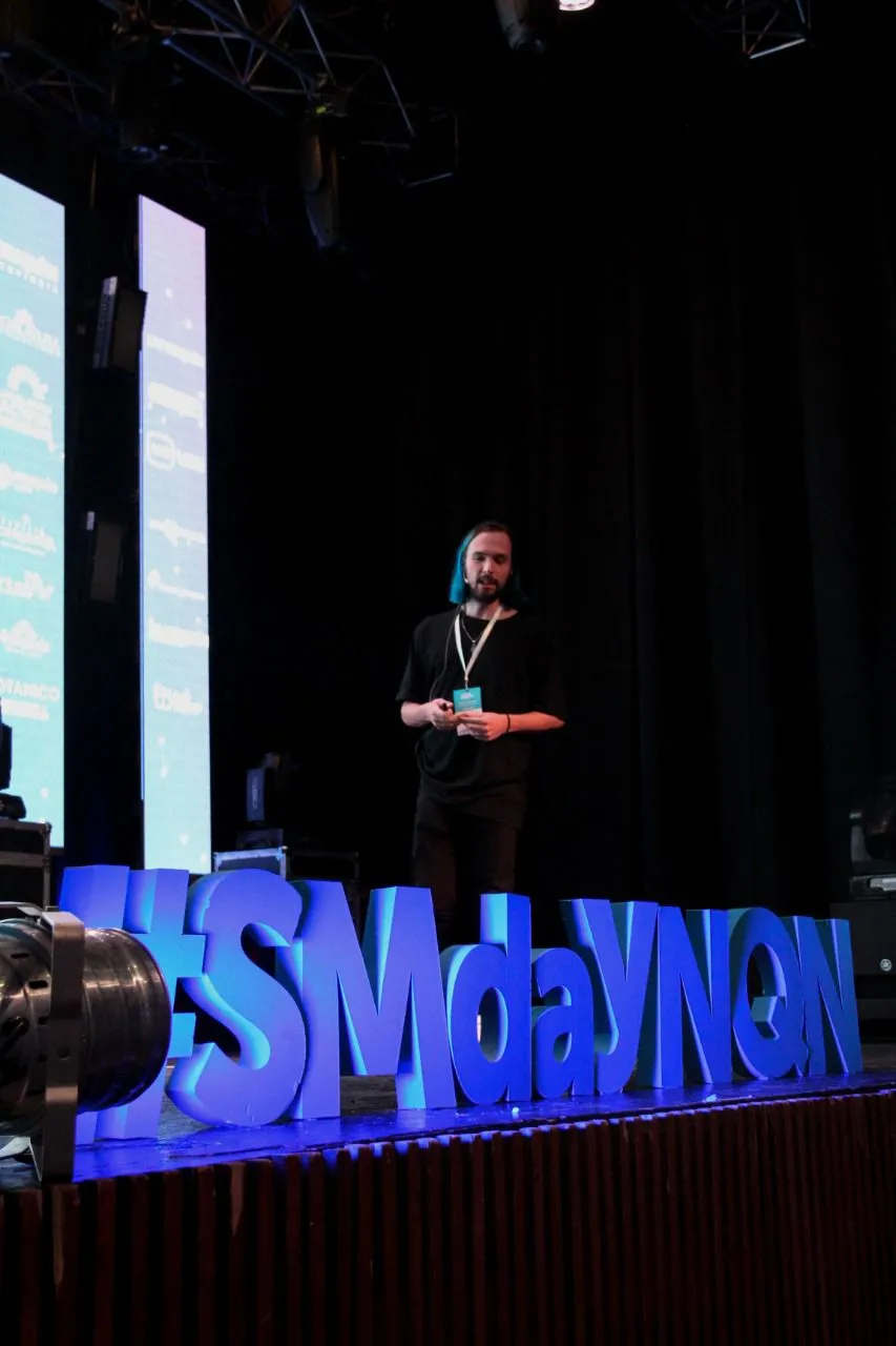 Disertante en el escenario del Social Media Day Neuquén